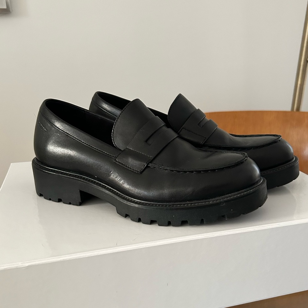 Vagabond Women’s black leather Kenova loafers, size 38 or US 8